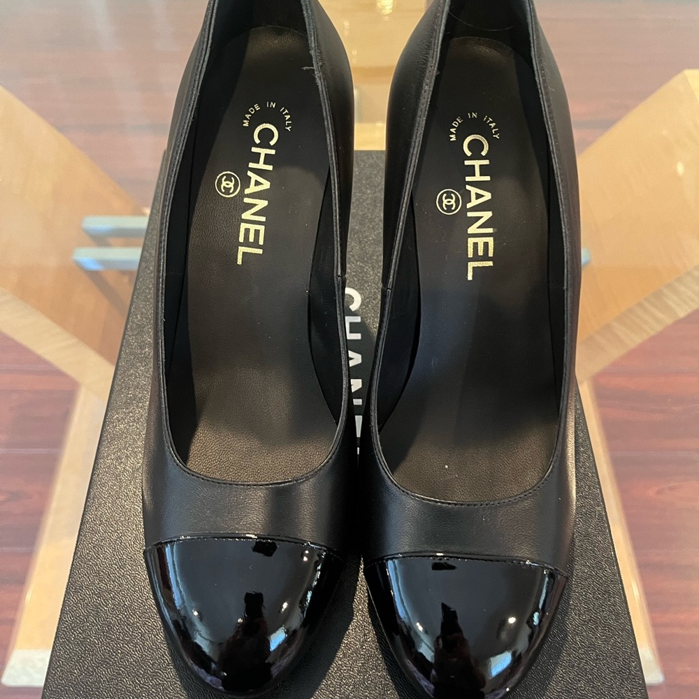 CHANEL Black Patent Leather pumps Heels. New, authentic